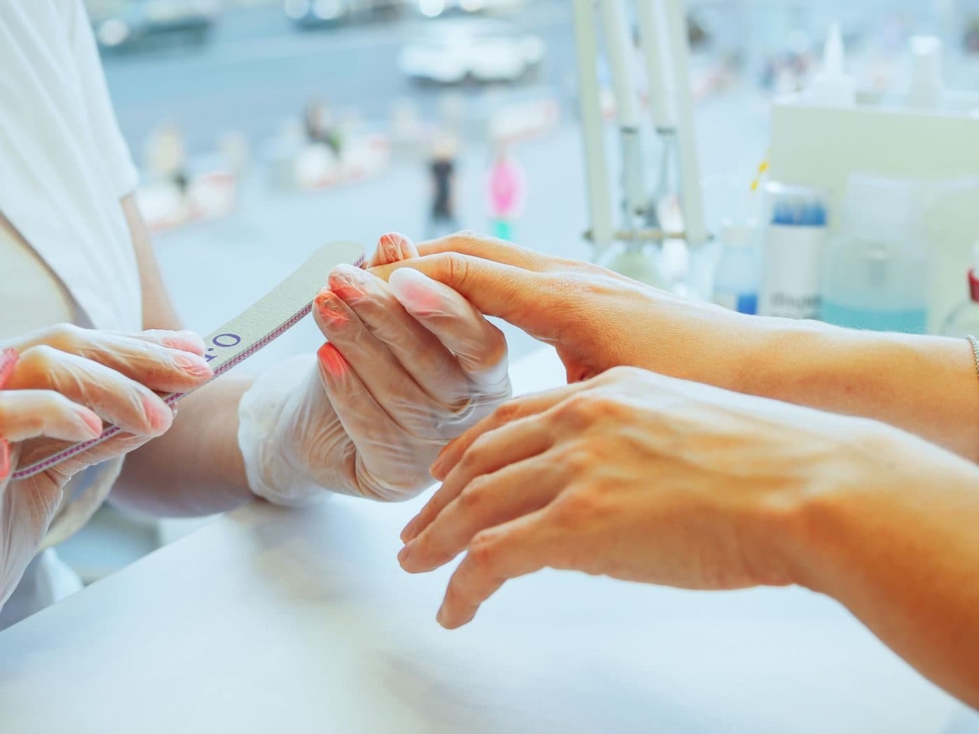 Manicurista profesional trabajando en su estudio